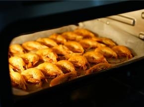 烤好是如图状，虾微微有点干，吃起来很的嚼头。这个就适合我家孩子们的吃。