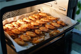 然后将虾翻面，重复二次这样子的烤虾烹饪模式。当然了朋友们过程参考我的，要烤时及温度还要根据虾的大小来调整。