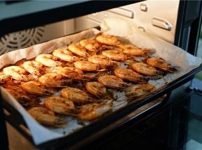 然后将虾翻面，重复二次这样子的烤虾烹饪模式。当然了朋友们过程参考我的，要烤时及温度还要根据虾的大小来调整。