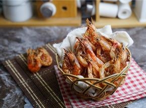 如图是经过三个烤虾烹饪程序烤好的虾干，那酥脆感真心是谁吃谁知道。真是连虾壳都不放过呢。感谢朋友们的围观，喜欢的可以参考复制，要是喜欢蒸烤箱的就私信问我吧，至少我也是摸过数台蒸烤箱的过来人，我想我能给你们最接地气的答案。