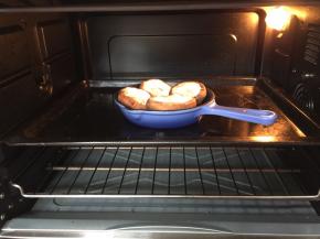 烤箱提前预热，小煎锅里刷一层油，把清洗干净的蘑菇放进小煎锅里，放进烤箱上下火200度烤20分钟。