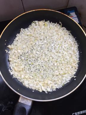 锅烧热倒入适量的油，放入蒜蓉，调小火慢慢的煸炒。