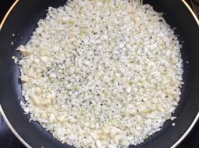 锅烧热倒入适量的油，放入蒜蓉，调小火慢慢的煸炒。