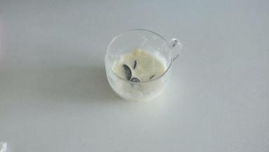 提前一晚上准备流心馅儿，流心馅儿的材料全部放入碗中用微波炉加热中低火加热20秒左右