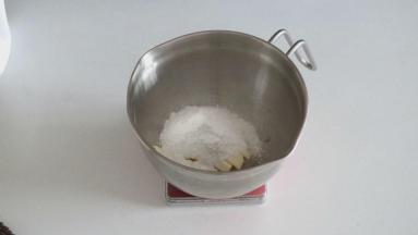 准备墨西哥皮，黄油软化加入糖粉搅打顺滑