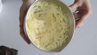 打发至黄油全部吸收蛋液