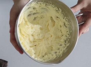 打发至黄油全部吸收蛋液