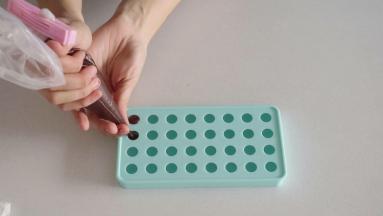 装入裱花袋中一次挤入硅胶模具冷冻保存