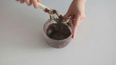 微波炉加热或者隔热水加热，搅拌至顺滑