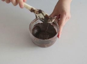 微波炉加热或者隔热水加热，搅拌至顺滑