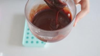 搅拌成顺滑的巧克力甘那许