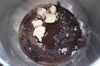 老面种的材料混合均匀揉成团，室温发酵两个小时后转冷藏发酵17小时后可以使用，取配方中需要的分量，与除黄油以外的材料放进和面桶