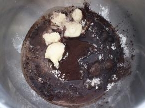 老面种的材料混合均匀揉成团，室温发酵两个小时后转冷藏发酵17小时后可以使用，取配方中需要的分量，与除黄油以外的材料放进和面桶