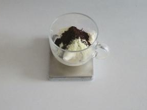 然后制作奶酪馅儿，所有的材料放入碗中