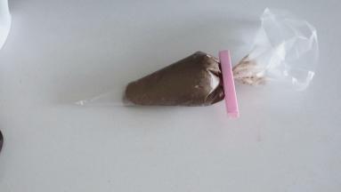 装入裱花袋备用，气温太高的时候冷藏保存