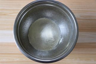 将椰丝、全脂奶粉、低筋面粉、白砂糖全部倒进碗里;