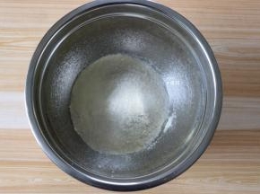 将椰丝、全脂奶粉、低筋面粉、白砂糖全部倒进碗里;