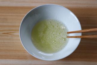 用筷子将蛋白打散，注意不用打发;