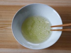 用筷子将蛋白打散，注意不用打发;