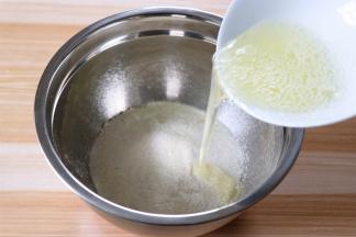 倒入步骤2的混合物里；