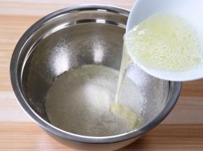 倒入步骤2的混合物里；