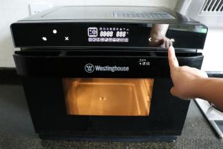 接通电源，启动西屋蒸烤箱；