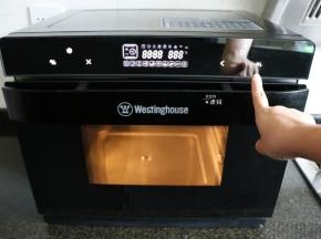 接通电源，启动西屋蒸烤箱；