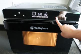 选择上下烧烤模式，按确定，这里我要说一下，这款蒸烤箱的发热管是上管内凹式，下管隐藏式的，所以肉眼只看得到上管；