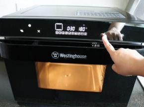 选择上下烧烤模式，按确定，这里我要说一下，这款蒸烤箱的发热管是上管内凹式，下管隐藏式的，所以肉眼只看得到上管；