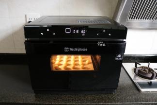 5分钟后打开蒸烤箱的门，此时蒸烤箱会暂停工作，放进椰蓉球关上门后烤箱就会继续烘烤，程序结束会有提示音，拔掉电源取出冷却后就可以密封保存，随吃随取。