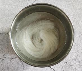 我们先把粉丝用温水浸泡30分钟，将它泡软