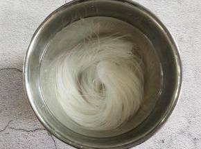 我们先把粉丝用温水浸泡30分钟，将它泡软