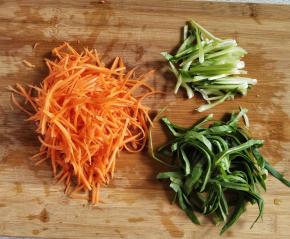 趁着这个时间里我们把胡萝卜，青菜切成丝，青菜根部和叶分开