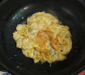 把打散的蛋液放入锅中炒成型，划成小块，盛出备用