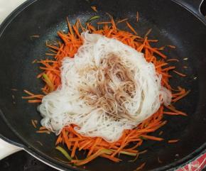 下粉丝，再淋上酱油，用筷子将其划散