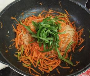 接着加入青菜叶，油辣椒，盐调味