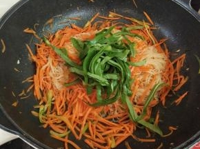 接着加入青菜叶，油辣椒，盐调味
