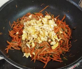 出锅前加入炒好的鸡蛋炒匀