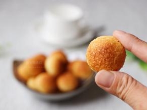 成品。看，这款蒸烤箱受热很均匀，烤出来的椰蓉球个个上色都差不多，金灿灿的让人食指大动呀。