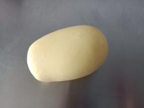 1.将主材料混合，揉成超级无敌光滑的面团
