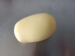 1.将主材料混合，揉成超级无敌光滑的面团
