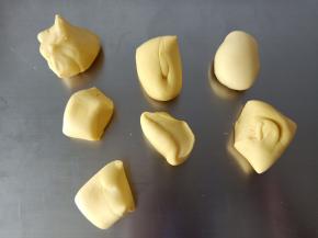 2.先将面团分出10克来备用，再分出7个25克左右的面团，剩下的备用
