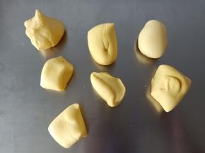 2.先将面团分出10克来备用，再分出7个25克左右的面团，剩下的备用
