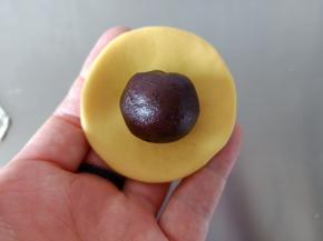 3.包入豆沙馅
