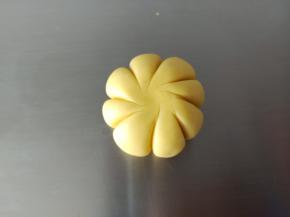 5.用刮板压出南瓜的纹路来
