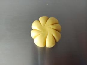 5.用刮板压出南瓜的纹路来
