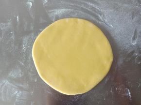 6. 剩余的大面团平均分成2份，擀成圆形的薄片，大概4-5mm厚
