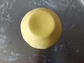 7.取一个4寸的小碗倒扣，外面抹一层油，将面片盖上去，整理一下，多余的边裁去
