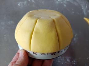 8.用刮板压出纹路
