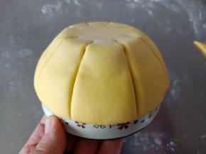 8.用刮板压出纹路
